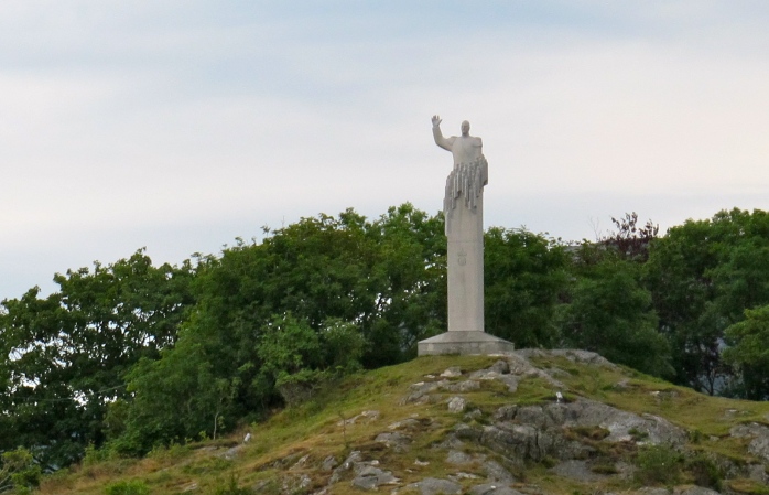På vei fra Skjerehamn står statuen av Kong Olav. Knut Steen laget denne statuen for Oslo kommune som underkjente den pga dens hilsen med høyre arm som kunne minne om en romersk hilsen. Gulen og Skjerehamn avduket den i 2007