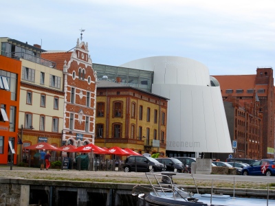 Stralsund har et stilig Ozeanium (formen minner litt om oljemuseet i Stavanger) - I 2010 vant muset 