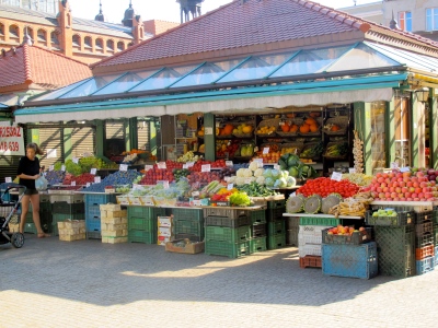 Utenfor markedshallen finnes det et utvalg av så vakre, friske og fantastiske frukt, grønnsaker og blomster du bare kan drømme om