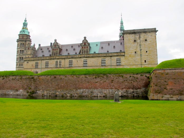 Kronborg slott ligger på det smaleste punktet av Øresund - det ble opprinnelig bygget som fortet Krogen av Erik av Pommeren på 1420 tallet - det ble brukt til å kreve opp toll av alle skip som ønsket å seile til eller fra Østersjøen. Fredrik den II fikk fortet bygget om til renesanseslott mellom 1574 - 1585 og det fikk også funksjon som Kongebolig. I dag står slottet på UNESCOS liste over verdensarv