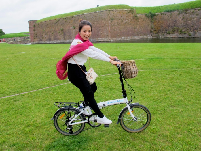 Vi ble "overfalt" av noen kinesiske damer som ville bruke sykkelen min til sin posing - Vi snakker jo "flytende" kinesisk så det gikk på Nihao :)