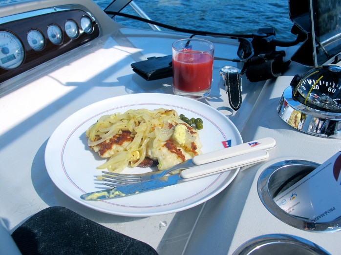 I Egersund for dieselfylling, får skipperen noe så sjelden som varm lunsj - fiskekaker med løk